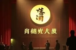 《拾光杂货铺》封面，货架上的玻璃罐与暖光