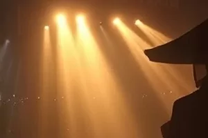 《北纬三十度》封面，山脊线与云层交错的地貌